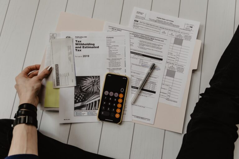 Documentación fiscal y calculadora sobre una mesa