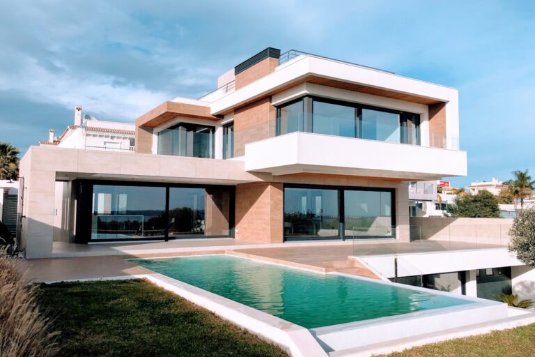 Vivienda moderna con piscina en venta