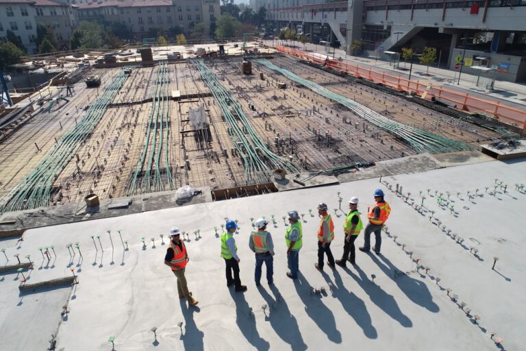 Operarios con equipo de protección en una obra