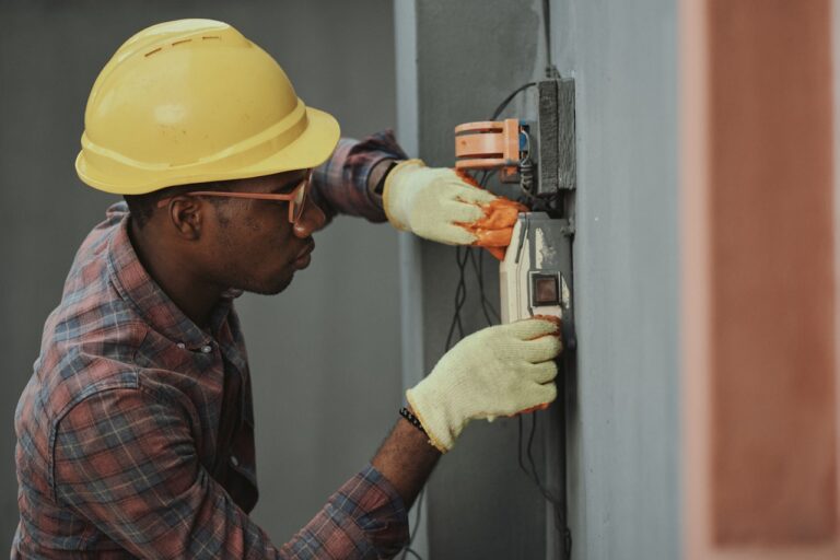 Electricista trabajando en un cuadro eléctrico