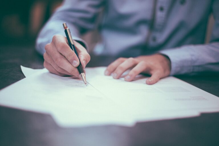 Persona firmando documentación administrativa
