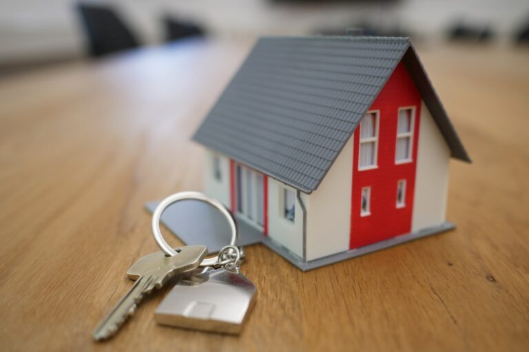 Llaves de una vivienda junto a un llavero con forma de casa