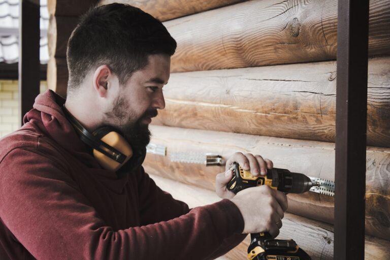 Técnico instalando un equipo con taladro en la pared