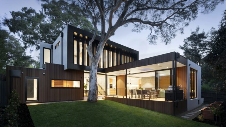 Vivienda moderna al anochecer que representa el patrimonio protegido