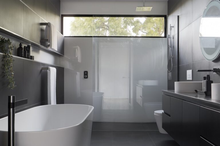 Baño reformado con bañera exenta y acabados modernos