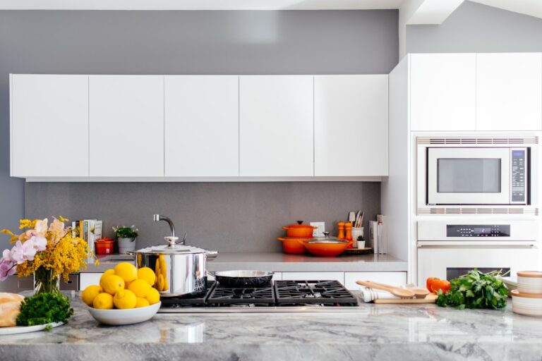 Cocina reformada con encimera de mármol y electrodomésticos integrados